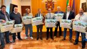 Julio Millán y José Ayala (centro) y representantes de la federación de Clubes Campistas.