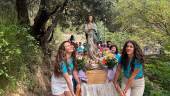 Algunas vecinas llevando la imagen de la Inmaculada Concepción en Marchena. / Nuria Fernández / Diario JAÉN. 