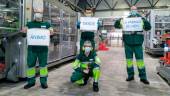 PROFESIONALES. Un grupo de cuatro trabajadores en la fábrica de La Inmora da ánimos a los hosteleros y familias.