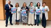 Antonio Ruano, Elena González y Beatriz López junto a tres profesionales de Oncología Médica del Hospital Universitario de Jaén. / Álvaro Guzguti / Diario JAÉN.