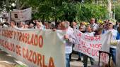 Protesta por el cierre del centro de salud de Cazorla, este pasado miércoles, frente a la sede de la Delegación del Gobierno en Jaén. / A.I. Bravo / Diario JAÉN. 