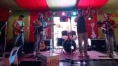 Los componentes de Canallas Band resucitaron los grandes éxitos de los géneros rock, indie y flamenco para ofrecer el mejor tardeo en la caseta de Diario JAÉN. / Fran Miranda / Diario JAÉN.
