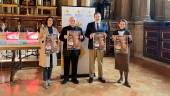 Cristina García, Francisco Juan Martínez, Jesús García Lomas y Pilar Rodrigo posan con el cartel de presentación. / Ana Lechuga / Diario JAÉN.
