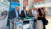 Sergio López, Miguel Contreras, María del Carmen Angulo y Julio Ortega informan a dos universitarias. / Nuria Fernández / Diario JAÉN.