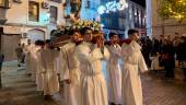 La imagen de la Inmaculada Concepción paseó por las calles más céntricas de Jaén hasta su llegada a la Plaza Santa María, donde cientos de vecinos y fieles la esperaban a los pies de la Catedral, donde finalmente se encerró el paso entre vítores y aplausos. / Álvaro Guzguti / Diario JAÉN.