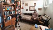 El escritor David Uclés, en el sótano de su domicilio en Úbeda, durante la entrevista, realizada por Manuela Rosa Jaenes. / Agustín Muñoz / Diario JAÉN.