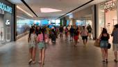 Interior del Jaén Plaza, durante el inicio de la rebajas de verano. / Pablo Espinosa / Diario JAÉN. 