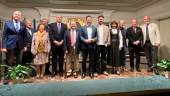 Foto de familia de autoridades e interventores de la mesa redonda “La gastronomía de Jaén”, celebrada en La Económica. / Elisabeth Ruiz Martínez / Diario JAÉN. 