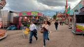 Los jiennenses se dan cita en el recinto ferial para disfrutar de las atracciones y las casetas. / Elisabeth Ruiz / Diario JAÉN.