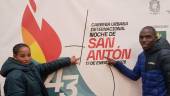 Mekedes Alemeshete y Benson Kipruto posan con el cartel de la Carrera Urbana Internacional Noche de San Antón. / Gilberto Moreno / Diario JAÉN.