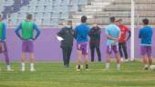 INSTRUCCIONES. El entrenador del Real Jaén, Jaime Pérez, da órdenes a sus jugadores durante el entrenamiento de ayer en La Victoria.