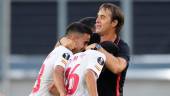 ALEGRÍA. Los jugadores del Sevilla se abrazan con Julen Lopetegui.