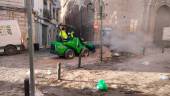 Dispositivo de limpieza durante las labores de retirada de residuos tras las lumbres de la Noche de San Antón. / Ayuntamiento de Jaén.