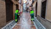 Personal de limpieza trabaja en la eliminación de la cera de las calles tras la Semana Santa. / Ayuntamiento de Jaén.