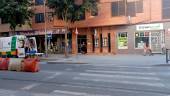 Bomberos y sanitarios intervienen en el portal de acceso a la vivienda