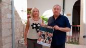 María Espejo y Rafael Cámara posan con el cartel anunciador de la Jornadas Europeas de la Cultura Judía.