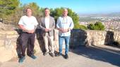 Visita al punto de inicio del futuro segundo camino de acceso al barrio Antonio Díaz, en Jaén. / Ayuntamiento de Jaén.