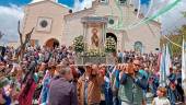  Cientos de personas acompañan el traslado de la Virgen de la Cabeza por el entorno de la ermita de Hoya del Salobral. / Juan Rafael Hinojosa / Diario JAÉN. 