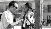 Carlos Saura charla con Luis Buñuel (caracterizado) en el rodaje de ‘Llanto por un bandido’.