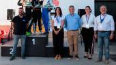 José Antonio Romero, Humberto Janssens y José Manuel González exhiben sus trofeos junto con Alberto Rivera, Belén Ramírez, Joan Nadal, Mercedes Fernández y Baldomero Andréu. / Motor Club Alcalá. 