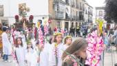 San Miguel precedido de un cortejo de niñas. / Jesús Delgado / Diario JAÉN.