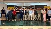 Los responsables del Jaén Paraíso Interior posan junto a los representantes de empresas.