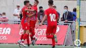 ALEGRÍA. Cuerva es felicitado tras marcar. Al lado, con la escuela de Jabalquinto.