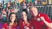 ARCHIVO. Carmen Cano, Ángeles Ruiz y Alberto Ruiz, con el bronce del Mundial de Londres.