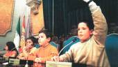 Un niño levantaba la mano para pedir la palabra durante el pleno que celebraron en el Ayuntamiento de Jaén. / Archivo Histórico de Diario JAÉN.