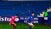 JUGADA. El canterano Isra Cano protege el balón en el partido ante el Atlético Malagueño.