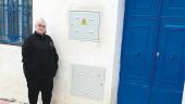 Dolores Esquinas a la puerta de la casa donde reside, en el número 11 de la calle Letraña.