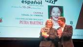 Petra Martínez con el premio, junto a Paco Reyes.