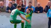 FOTOS DE ARCHIVO. Urko Arroyo, de rodillas, celebra un gol con José Enrique. Sobre estas líneas, Álvaro despeja en presencia del jiennense Javilillo.