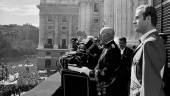 Manifestación en la Plaza de Oriente, frente al Palacio Real, durante el último discurso de Francisco Franco. / Europa Press.