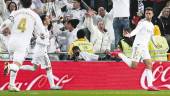 VICTORIA. Mariano celebra junto a Lucas Vázquez y Sergio Ramos su tanto en el descuento.