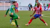 derbi provincial. Arriba, Urko Arroyo se marcha de un rival. Abajo, formación inicial del Atlético Porcuna. 