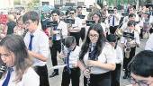 CON MUCHO CARIÑO. La banda de música acompaña a San Juan en procesión. A la derecha, los vecinos portan al patrón por las calles de la aldea.