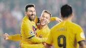 delantero. Leo Messi celebra su gol con Arthur en presencia de Luis Suárez.