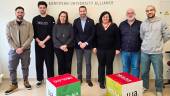 El vicerrector de Internacionalización, en el centro, junto a la directora de Secretariado de Universidades Europeas y el equipo de la Oficina NEOLAiA en la UJA. / Universidad de Jaén.