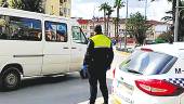 SEGURIDAD. La Policía Local realiza un control en una rotonda.