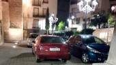 ESTACIONAMIENTO. Coches aparcados en la Plaza de San Juan, durante la noche.