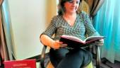 ESTRENO. Choni Millán posa, en una silla de anea, como la que bautiza al club de lectura al que pertenece. 
