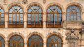 ADMINISTRACIÓN. Fachada principal del Ayuntamiento de Martos, con las banderas a media asta.