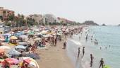 Turistas y vecinos del municipio disfrutan de una idílica jornada de baño en la Playa de San Cristóbal.