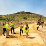 Soledad Aranda, acompañada de técnicos de Tragsa, visita las obras que se ejecutan en el camino rural de “La Loma y Las Majadas”, en Hinojares, y en el de “La Depuradora”, en Larva. / Junta de Andalucía.