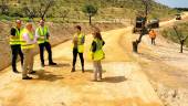 Soledad Aranda, acompañada de técnicos de Tragsa, visita las obras que se ejecutan en el camino rural de “La Loma y Las Majadas”, en Hinojares, y en el de “La Depuradora”, en Larva. / Junta de Andalucía.