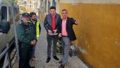 Javier Padorno visita los trabajos de arreglo del acero en la calle Alfredo Kraus. / Ayuntamiento de Jaén