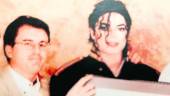 ESTRELLA. El que fuera director general de Sony Music, Manuel Moreno Rojas, junto a Michael Jackson en una foto incluida en “Apache Forever”, libro editado por Diario JAÉN.
