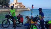 VIAJEROS. César Moro y Eva Capilla, con su perro Ares, durante una de las paradas en su camino de aventura, recorriendo lugares en bicicleta.