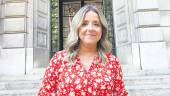 Elena González, en la escalinata de la Delegación de Salud y Consumo de Jaén / Jason Moyano / Diario JAÉN.